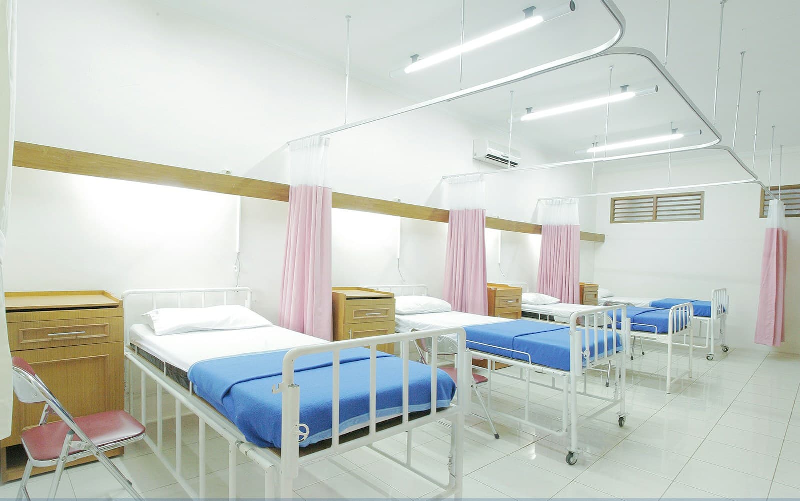 Hospital building exterior representing healthcare data interoperability challenges